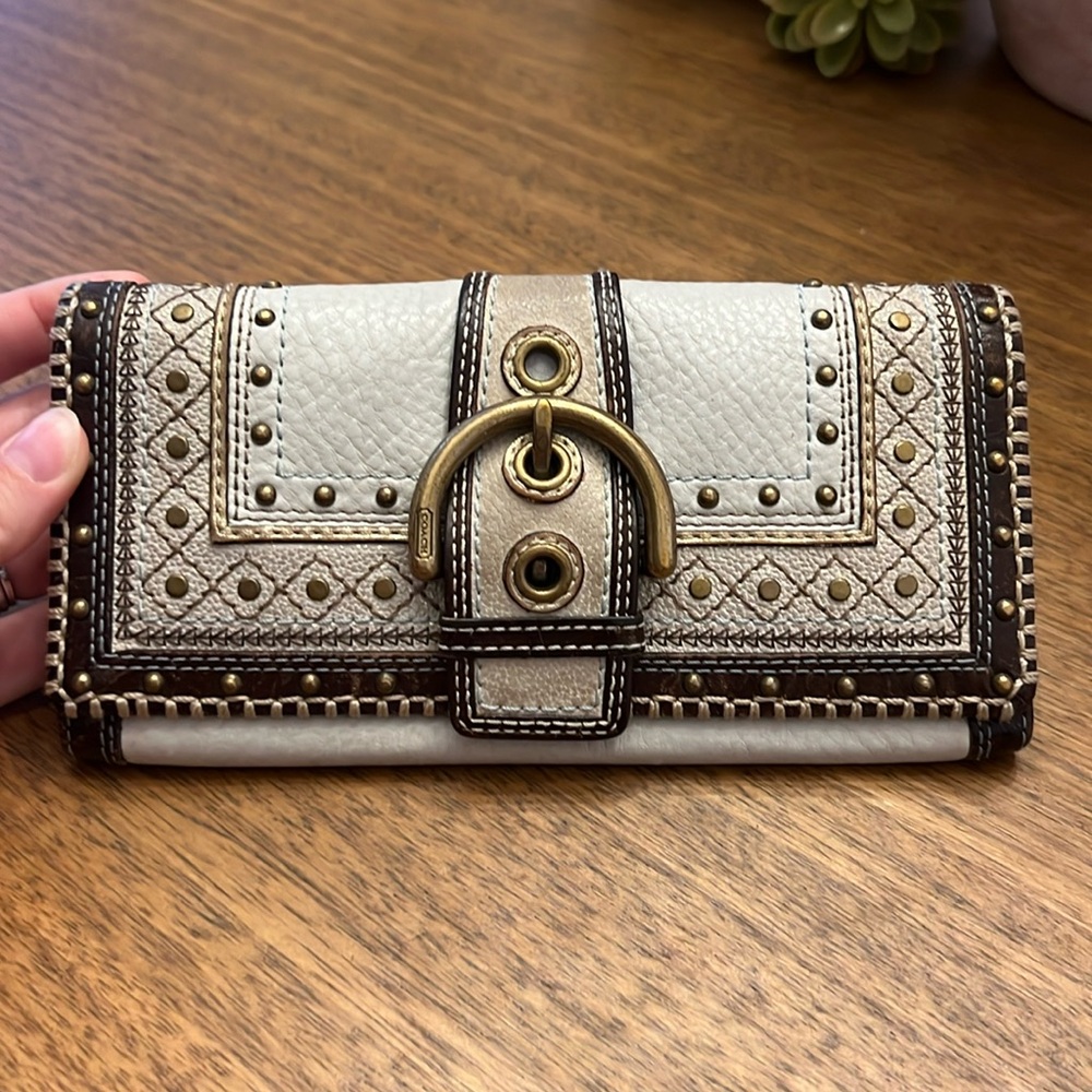 Vintage Coach Wallet that holds cash, change, and cards